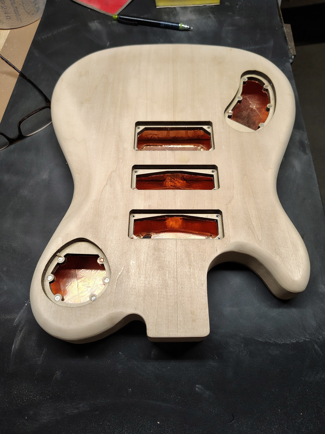 Back of the guitar with rib
                  cut