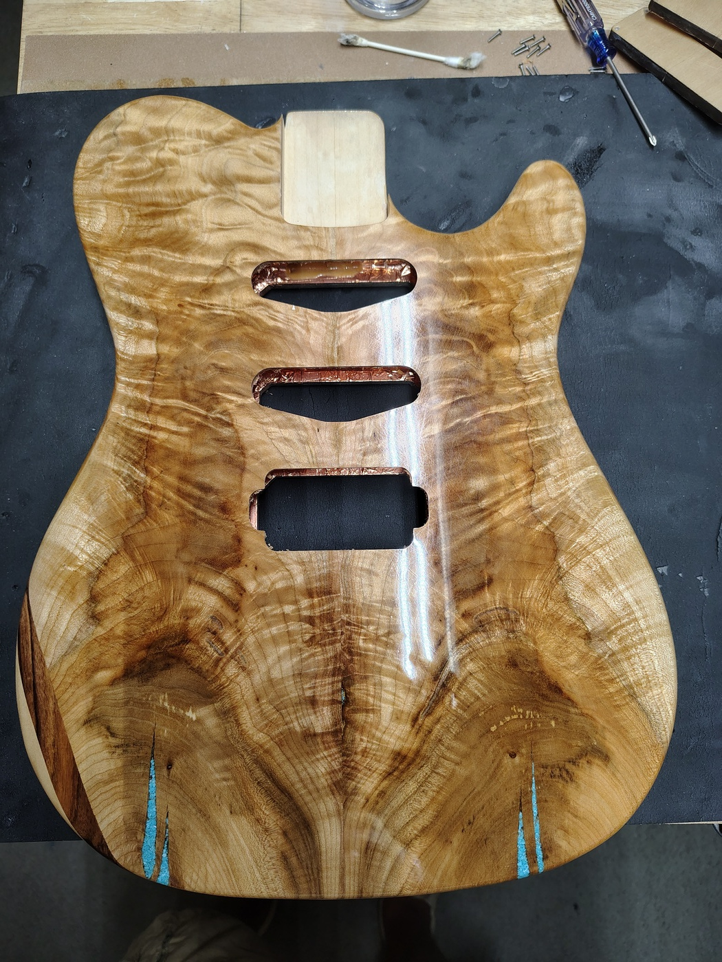Top of guitar with pickup
                routs